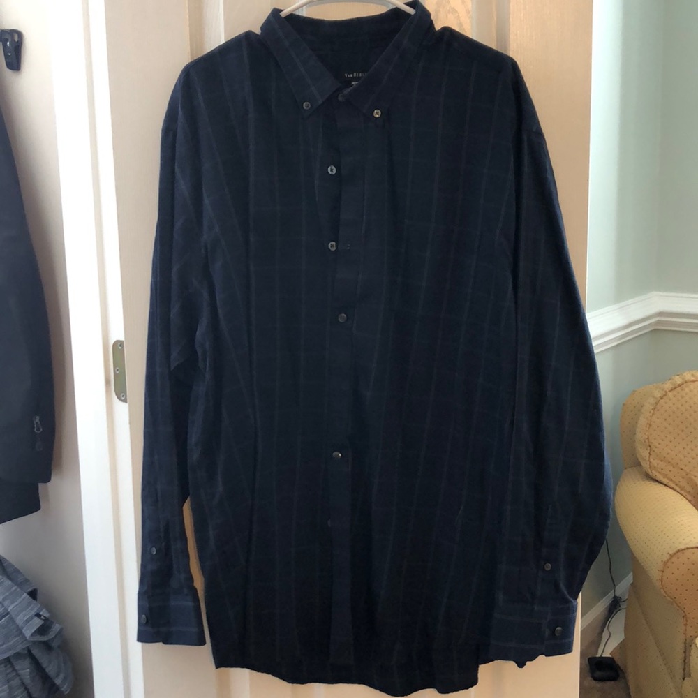 Men's Van Heusen button down dress shirt